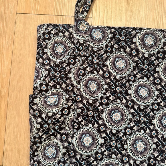 Vera Bradley Blue-Gray Medallion Quilted Pocketed Tote - Picture 2 of 5